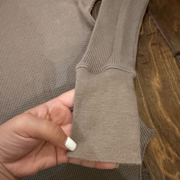 Aritzia The Group by Babaton Thermal Cowl Neck Long Sleeve Taupe size XXS - Picture 9 of 14